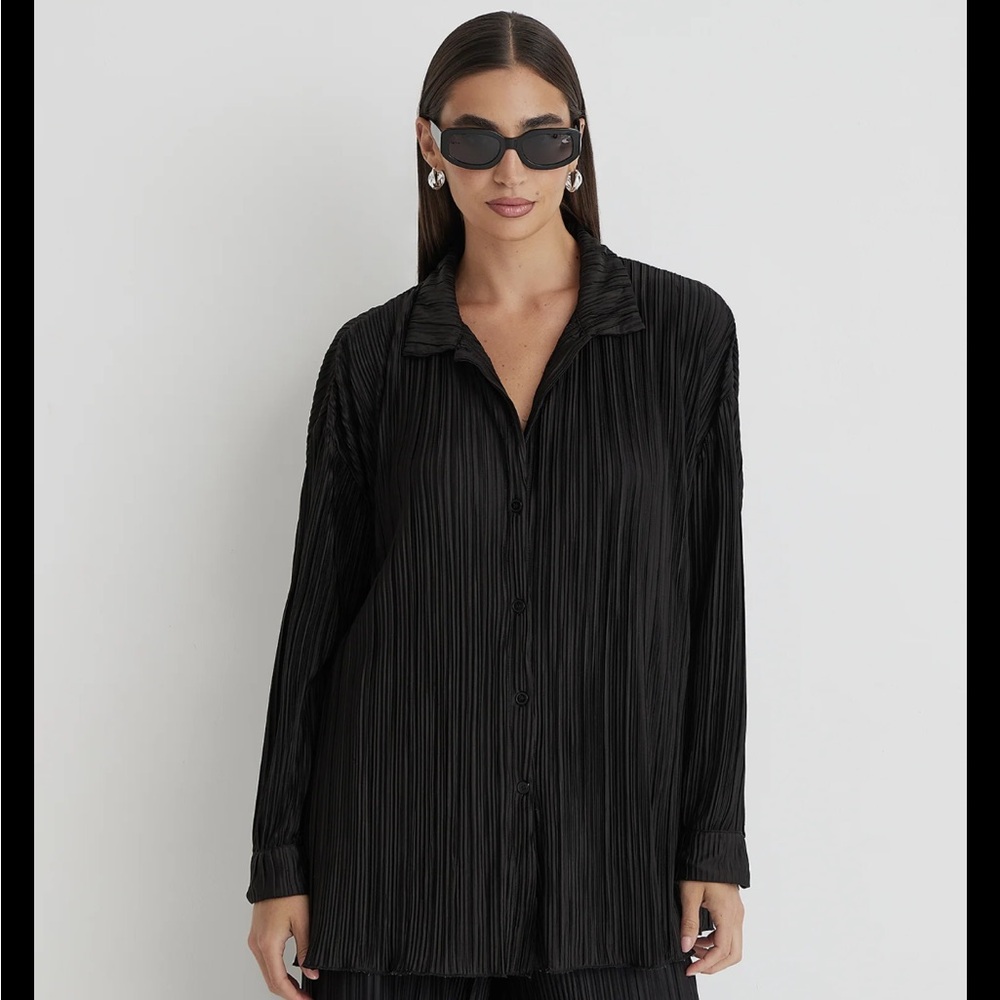 White fox Boutique black plisse pleated long belted collared blouse - small